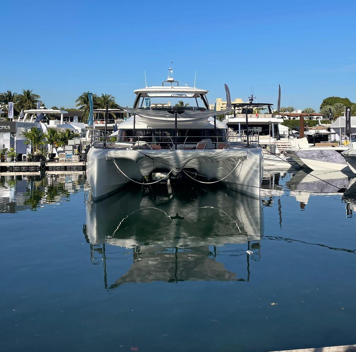 Lagoon Sixty 7 NEO – Bugansicht im Hafen