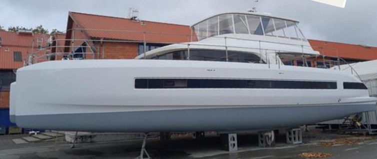 Lagoon Sixty 7 NEO in der Werft – neu lackierter Rumpf
