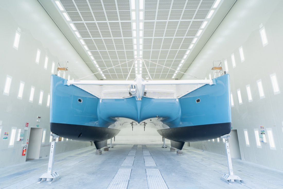 Lagoon 620 NEO aufgebockt in der Lackierhalle der Werft