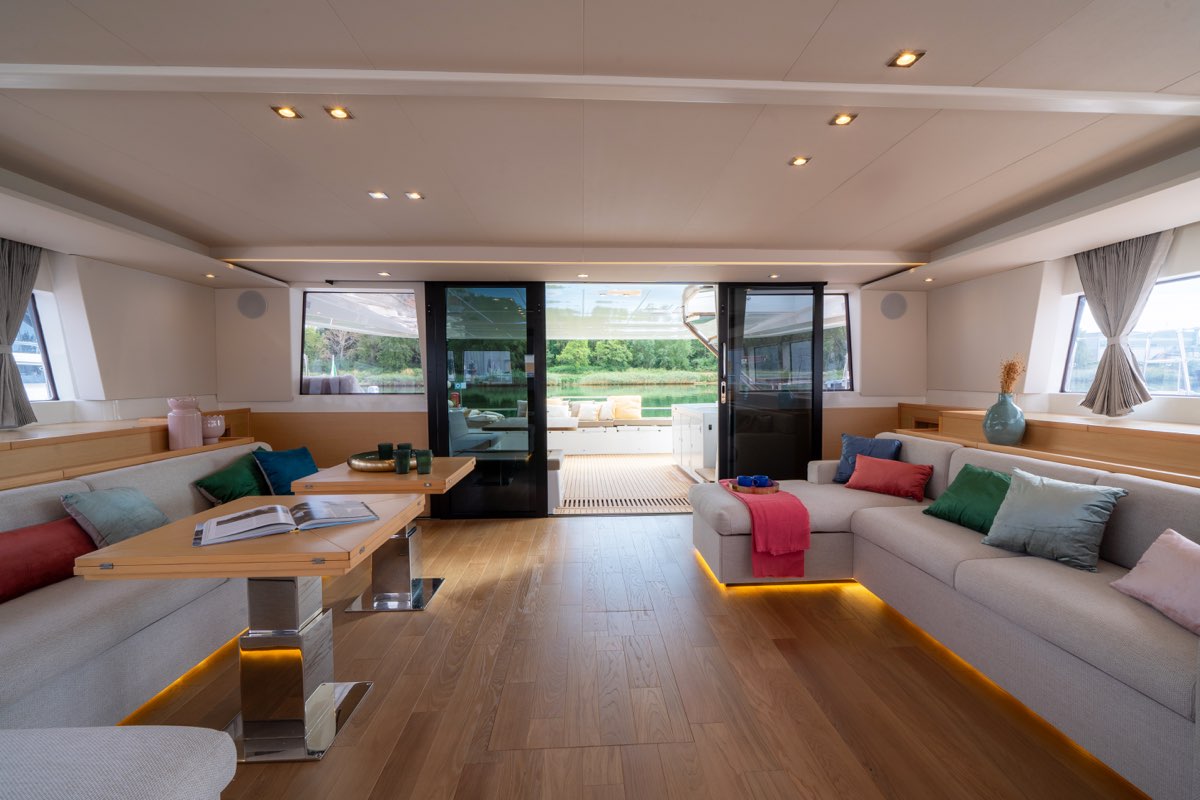 Heller, komplett erneuerter Salon der Lagoon 620 NEO