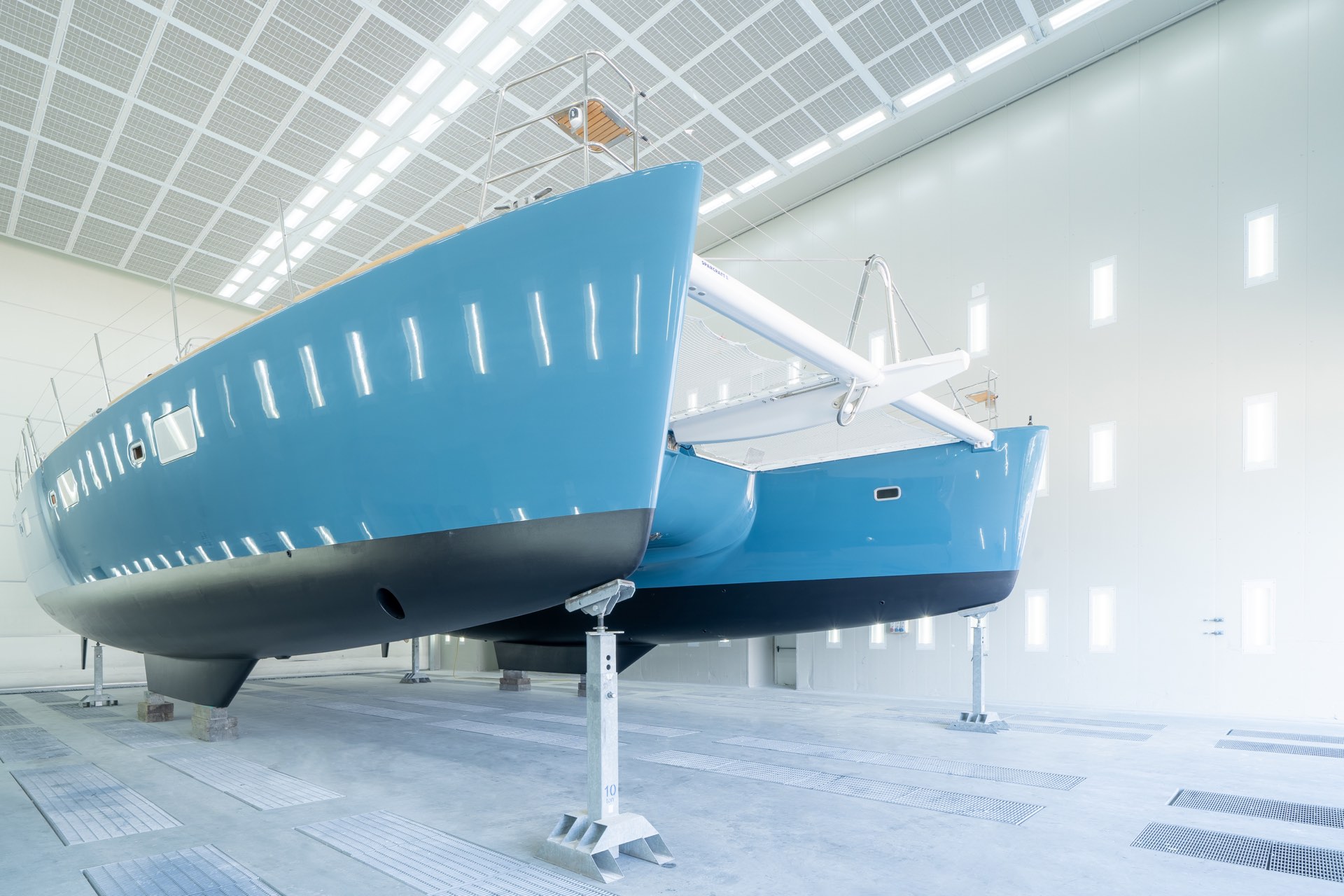 Lagoon 620 NEO mit frisch lackiertem Rumpf in der Werfthalle